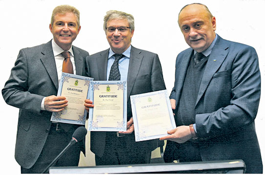 Alexandr Polowtsew, Director of the A. Pawlenko Institute of Dentistry, handed over the certificates of recognition to the guests of honour, Dr Fred Bergmann and Dr Paul Weigl.